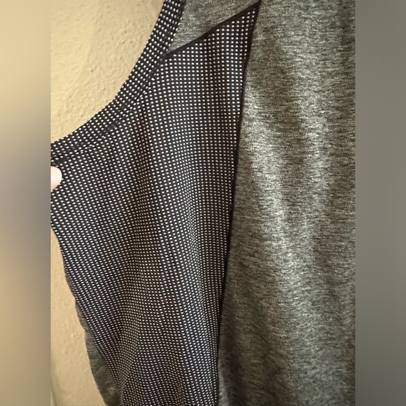 M3- #75 Gray the north face workout tank top size medium - Picture 3 of 9